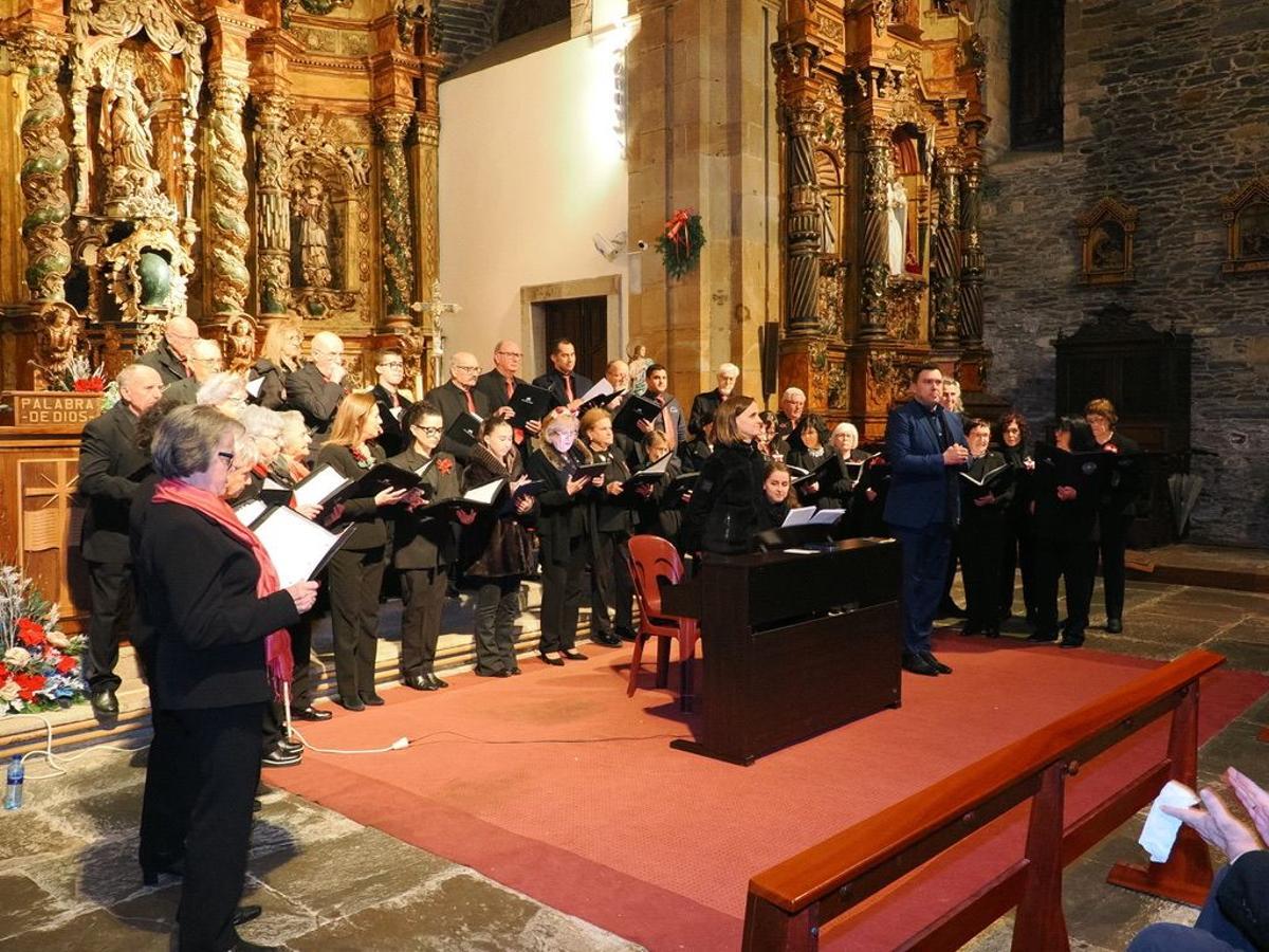 Actuación de la coral Villa Blanca.