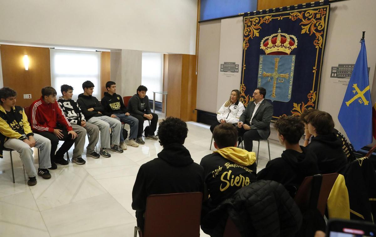 Adrián Barbón, durante su encuentro con los cadetes del Club Baloncesto Siero.
