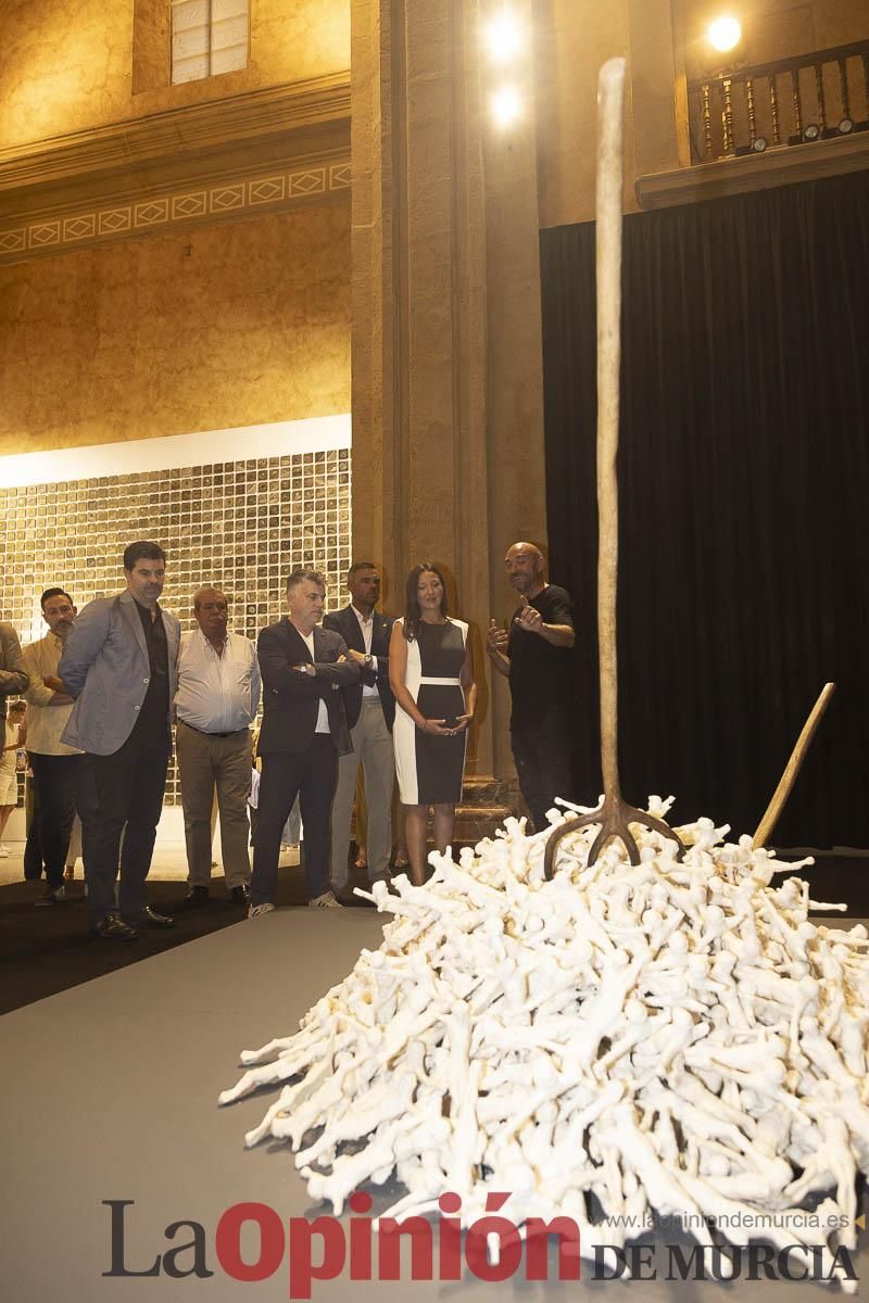 Así es la exposición 'Los Asomados' de Lidó Rico, que llega a Caravaca en su Año Jubilar