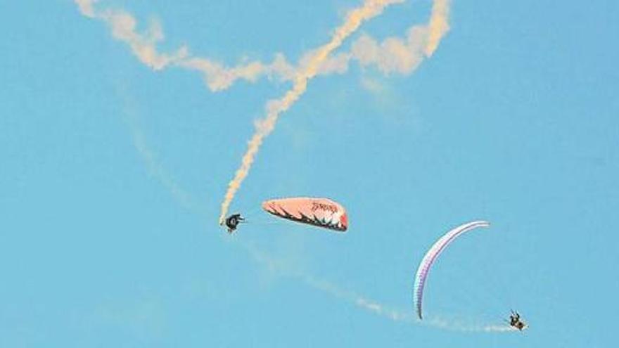 Els paracaigudistes que van participar en l&#039;exhibició del 2015