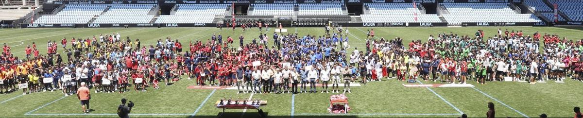 Los prebenjamines del Alertanavia, con su trofeo. | FOTOS: ALBA VILLAR