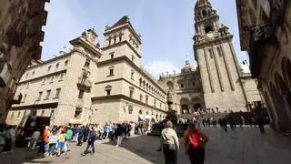 Las largas colas para entrar en la Catedral de Santiago se extienden por la Praza de Praterías