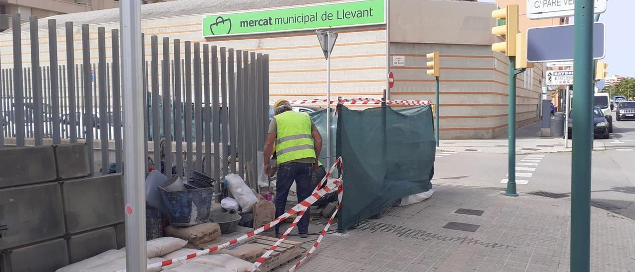 Operarios de Infraestructuras quitando la caseta eléctrica.