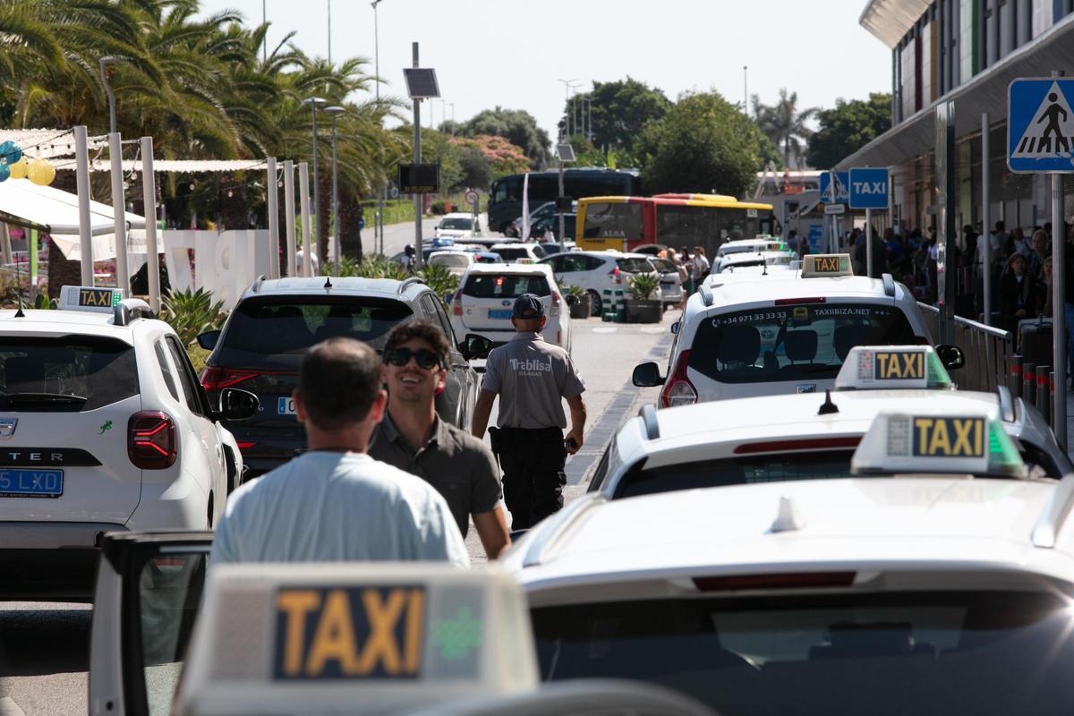 Cola de taxis, en la parada del aeropuerto de Ibiza.