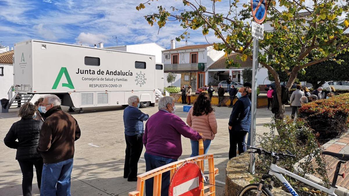 La unidad móvil para cribados, en Cuevas del Becerro este lunes.