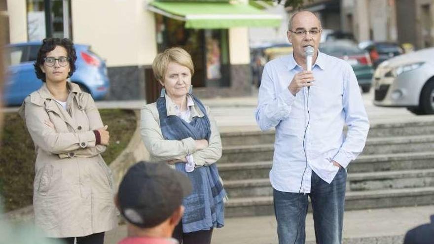 Francisco Jorquera, ayer, con María Xosé Bravo y Avia Veira.