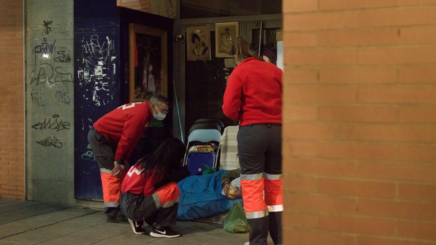 Cruz Roja reparte ropa de abrigo entre las personas sin hogar de Córdoba