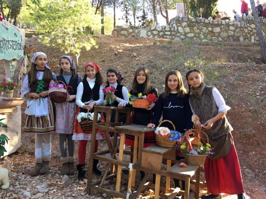 Más de 700 alumnos de Infantil y Primaria del colegio Sagrado Corazón escenificaron en las instalaciones del colegio treinta escenas diferentes.