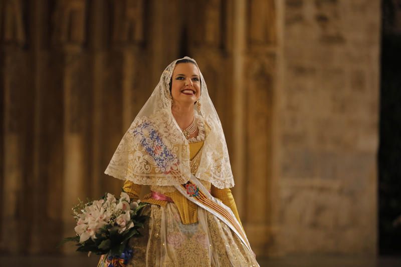 Marina Civera y su corte de honor en la Ofrenda de las Fallas 2019.