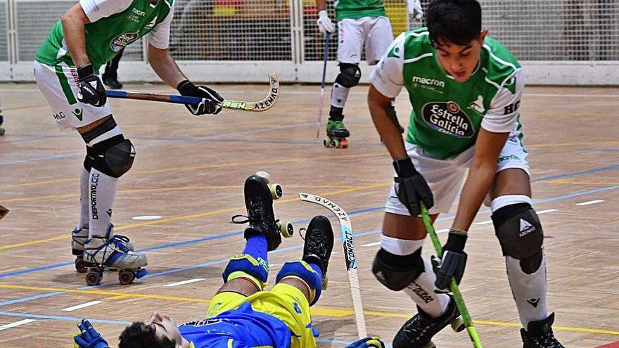 Torres, con la bola, con Villares en el suelo.