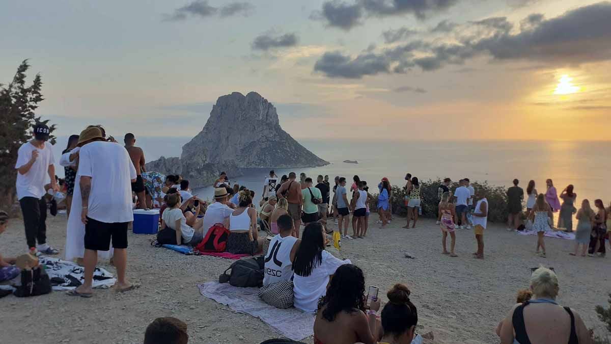 La puesta de sol en Ibiza, un botellón con vistas