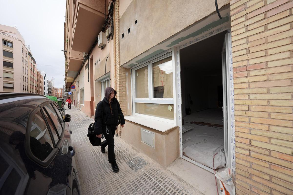 Obras en el bajo de la calle Lucena.