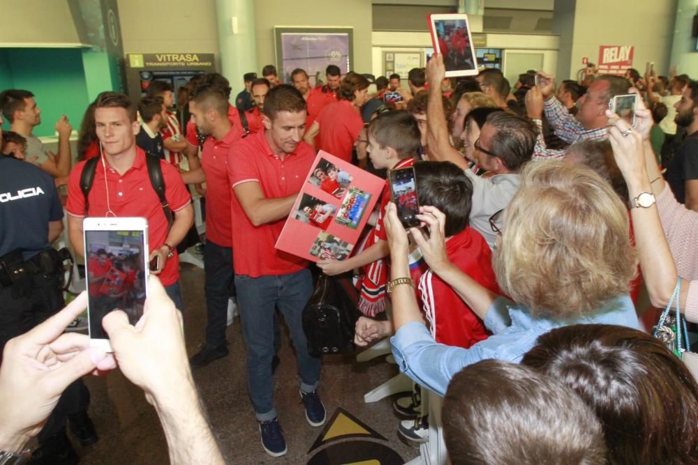 La expedición rojiblanca, comandada por el ''cholo'' Simeone, aterrizó esta tarde en Peinador. Fernando Torres y Griezmann, los más solicitados por los fans.