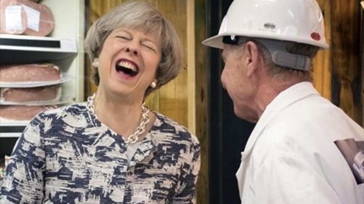 May ríe a carcajadas durante una visita a Smithfield Market, ayer en Londres.