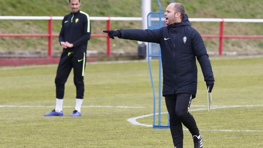 José Alberto, técnico del Sporting, durante el entrenamiento.