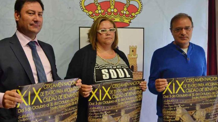 Zorita, Martínez y Baños enseñan el cartel del Certamen.