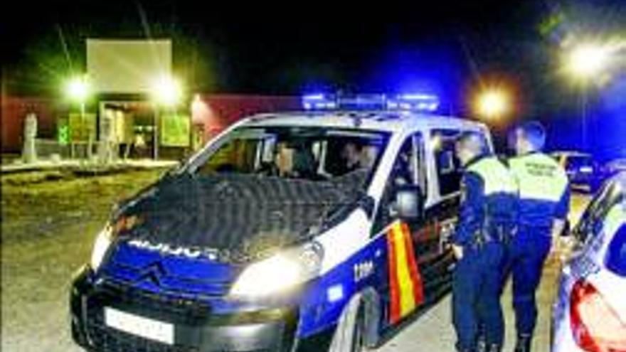 El dispositivo policial evita el botellón en el párking de Riviera de Badajoz