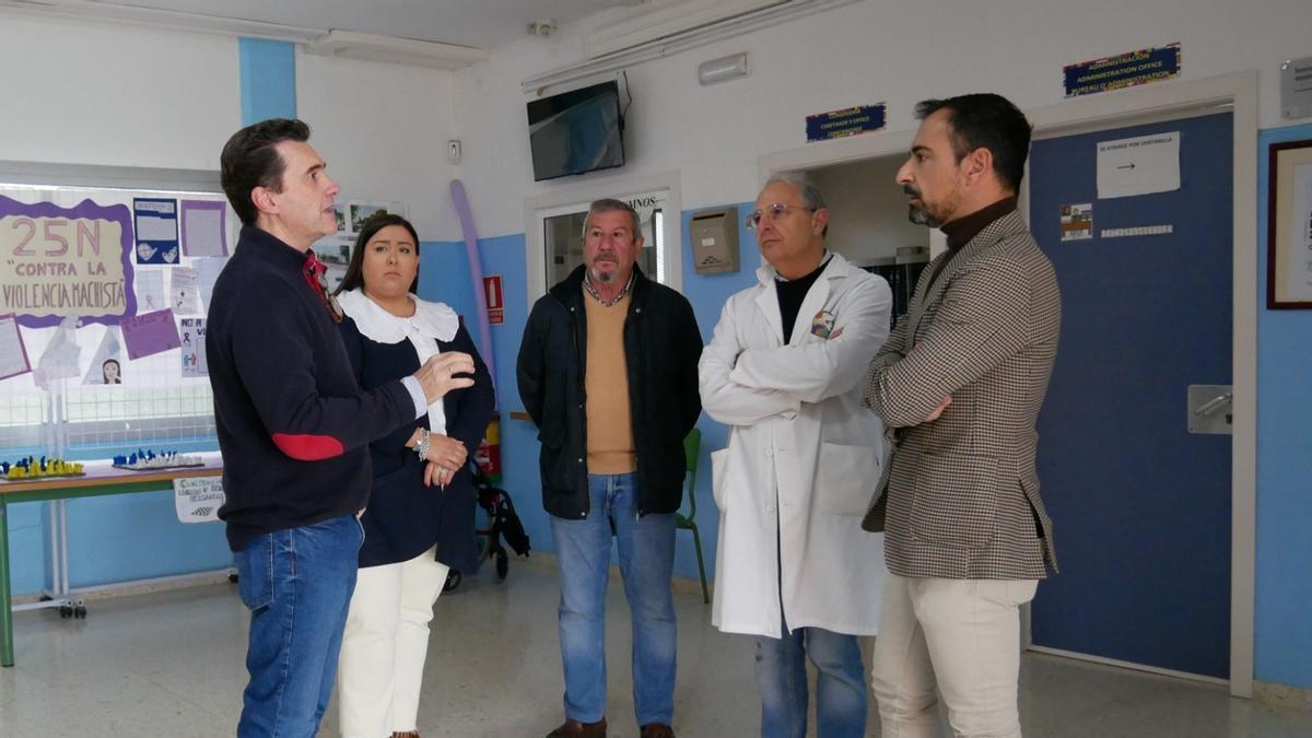 El alcalde de Cañete visita el IES Virgen del Campo.