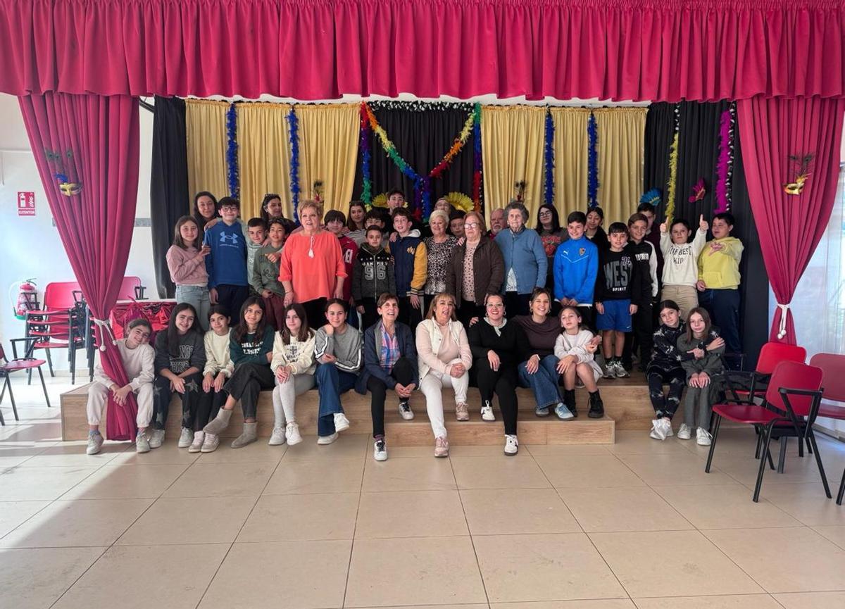 Foto de familia durante una reciente visita al centro de mayores de la localidad.