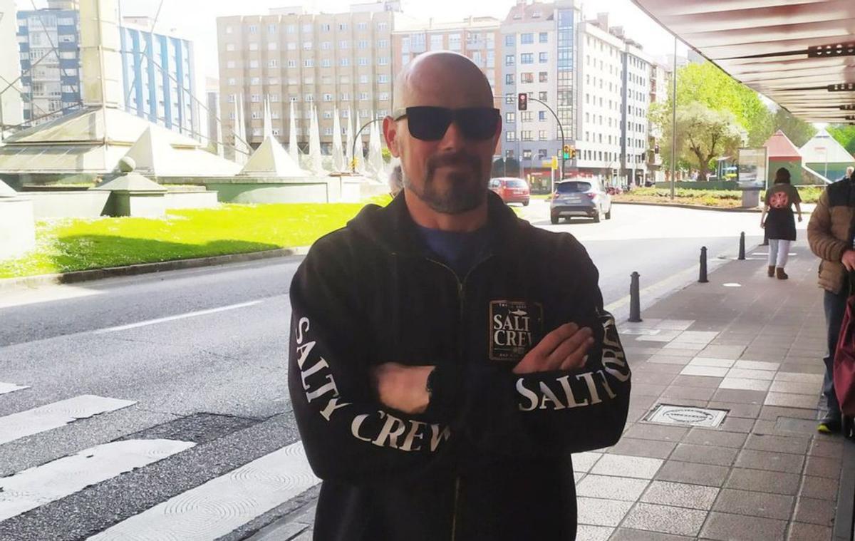 De arriba abajo, Juan Carlos Rubio, Natalia y Yago González y José López, ayer, en las inmediaciones del centro comercial Los Fresnos, en el barrio de El Llano. | O. L.