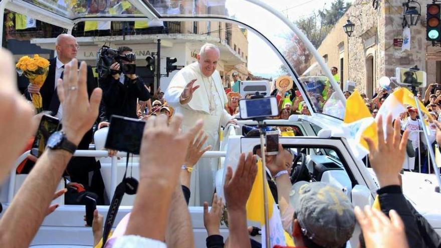 Francisco saluda a miles de fieles que le recibieron en Morelia. // Luis Enrique Granados