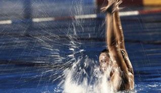 La costaricense Violeta Mitinan realiza una exhibición en la final individual de natación femenina sincronizada en los Juegos Centrales Americanos