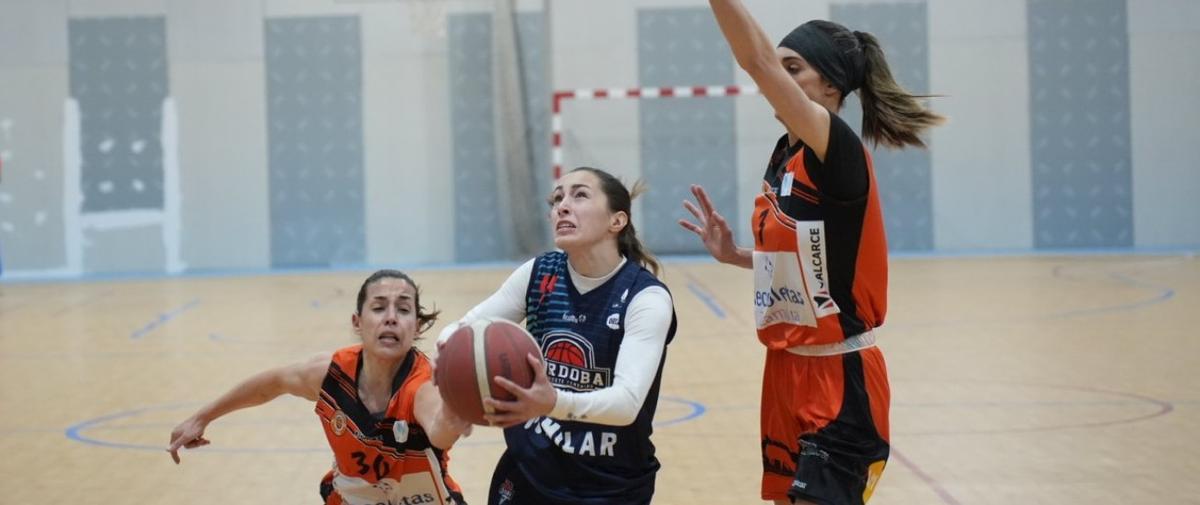 Sara Varga intenta un lanzamiento.