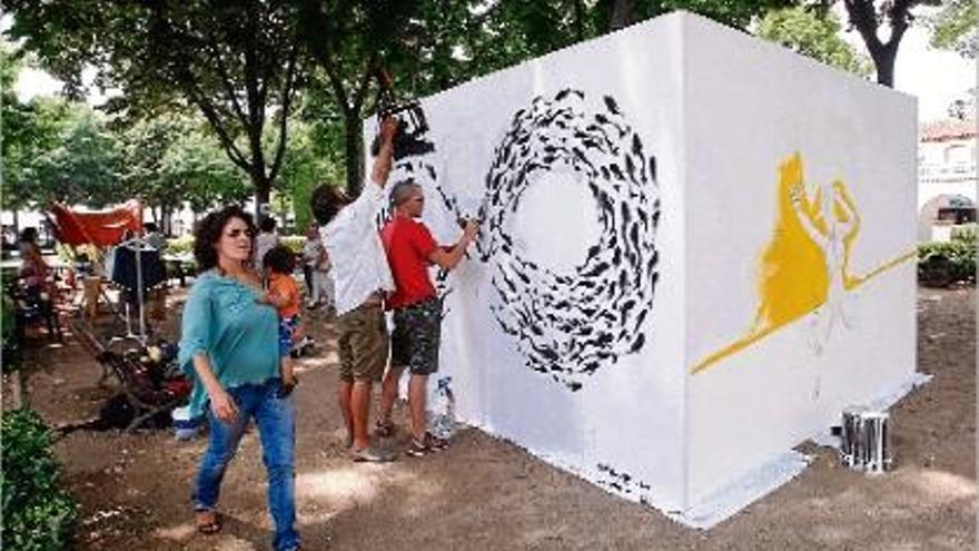 Els artistes del &quot;Pinzell Cuixart&quot; treballen a la plaça de l&#039;Assumpció, al barri de Sant Narcís de Girona.