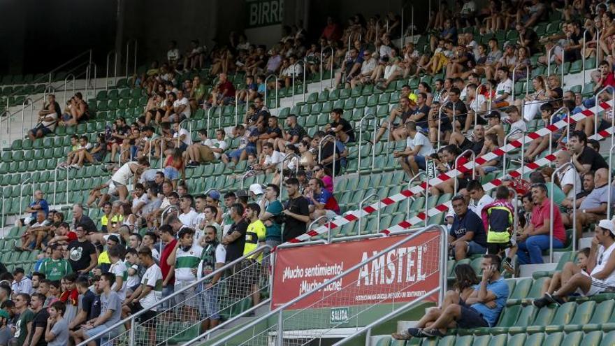 Aficionados del Elche durante el partido de trofeo Festa d&#039;Elx contra el Levante