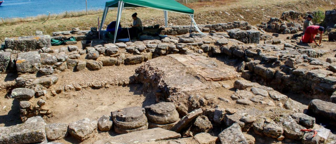 Las últimas excavaciones arqueológicas en el yacimiento de Adro Vello, en el cordón dunar de O Carreiro. |   //  IÑAKI ABELLA