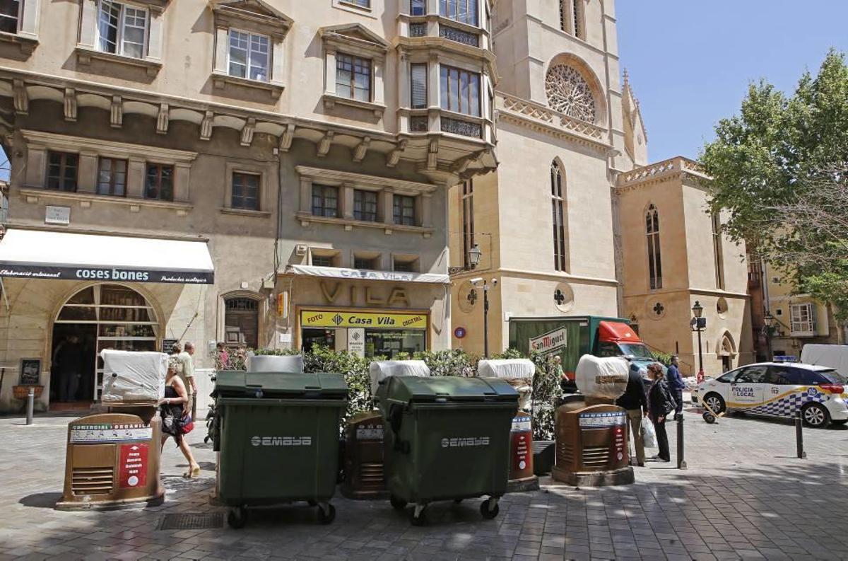 Los contenedores en superficie se colocaron provisionalmente en 2012 tras quebrar la recogida neumática.