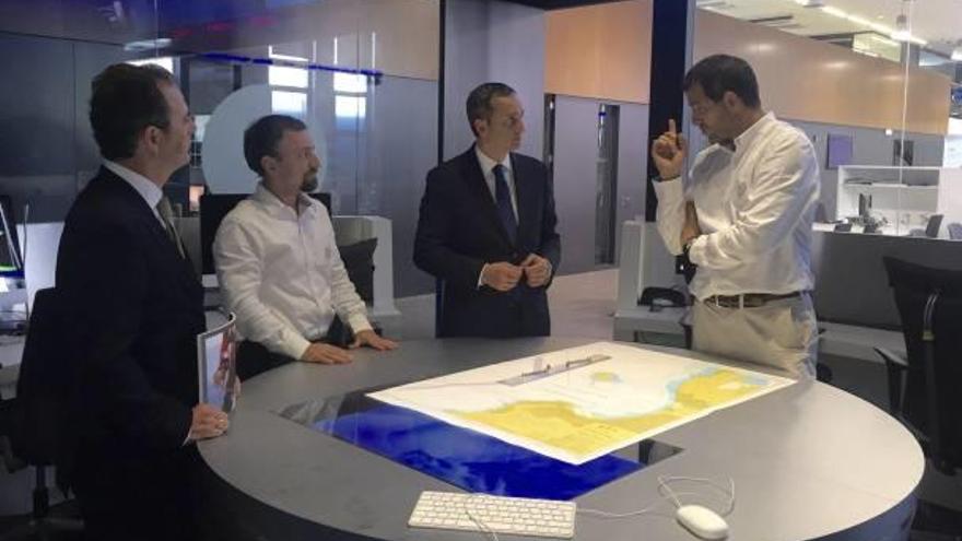 El presidente de la Diputación provincial visitó ayer las instalaciones de la Volvo Ocean Race, donde mostró su apoyo incondicional al evento.