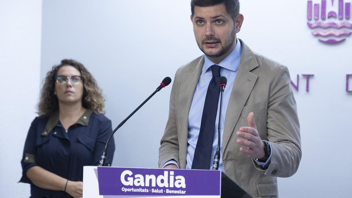 José Manuel Prieto, en una rueda de prensa, observado por la concejala Alícia Izquierdo.