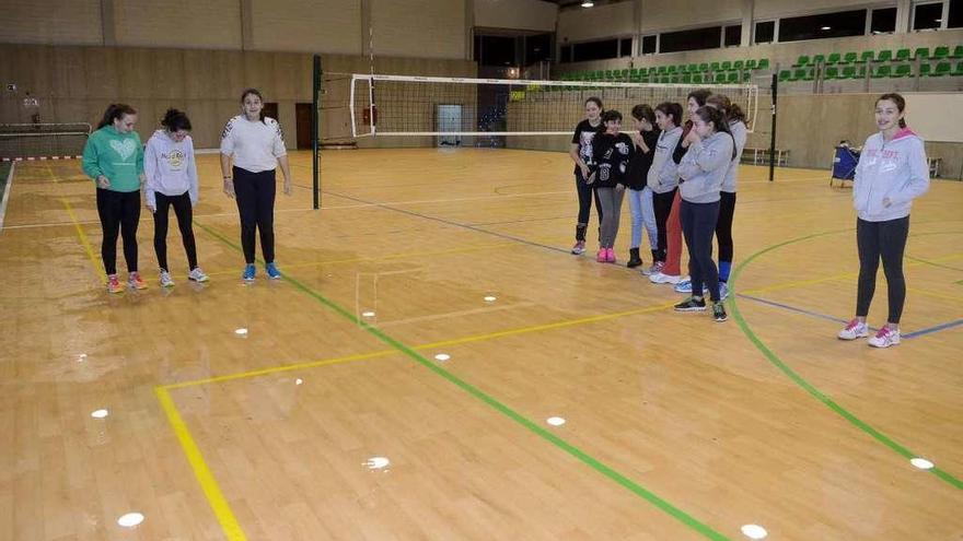 Jugadoras del XAV una tarde en que se inundó la pista, antes del cambio de cubierta. // Noé Parga