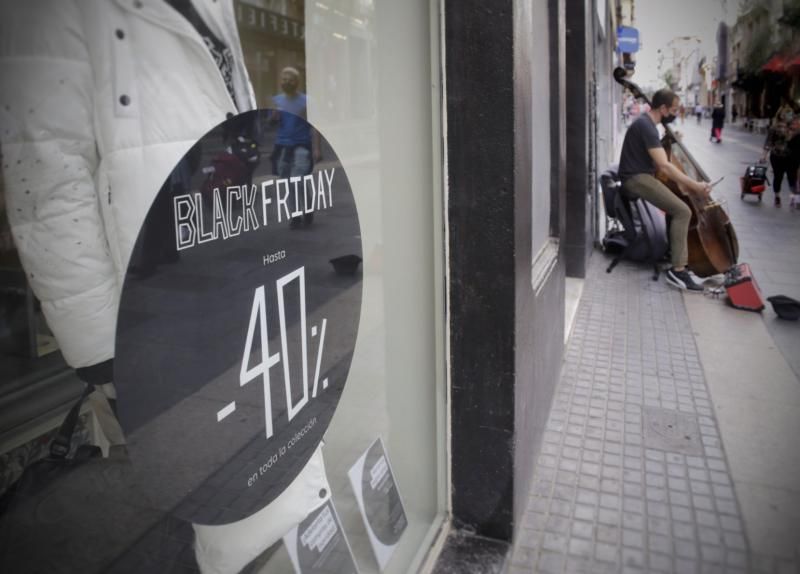 El Black Friday inunda los escaparates de las calles comerciales