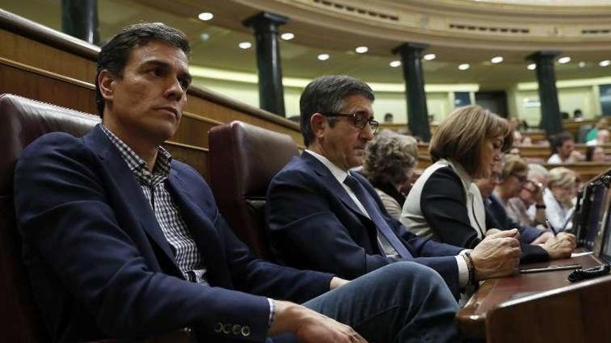 Pedro Sánchez, ayer en su escaño, junto a Patxi López. // Efe