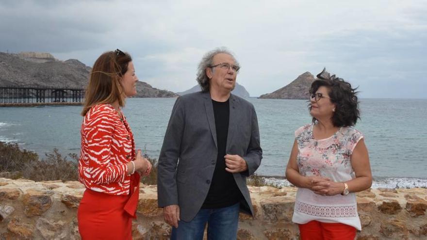 Joan Manuel Serrat (c), junto a la alcaldesa de Águilas (i), y la edil de Cultura (d), ayer en el mirador que da nombre al artista catalán.