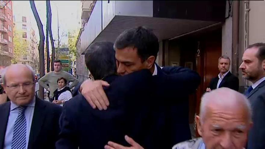 Emotivo abrazo entre Pedro Sánchez y Patxi López en Ferraz