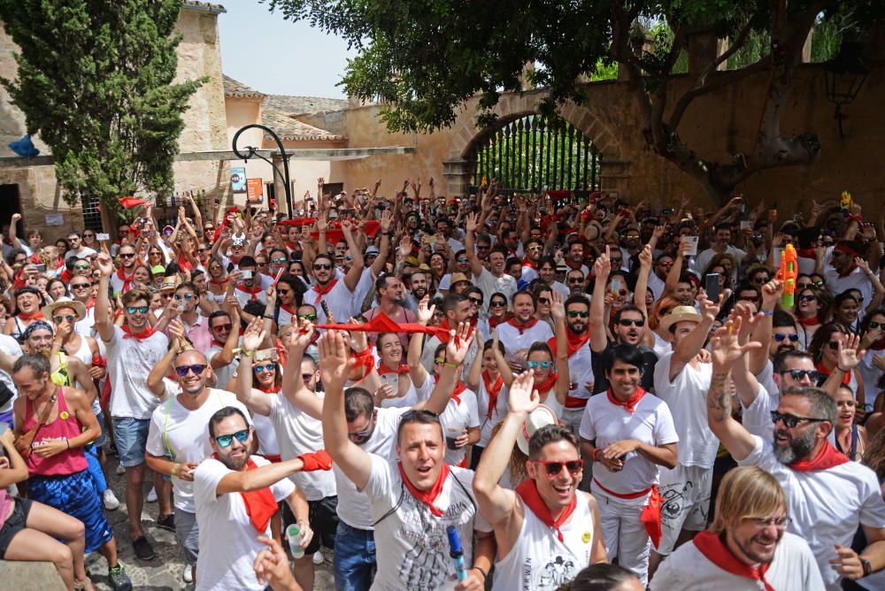 Palma feiert Stierlauf von Pamplona mit Schubkarren