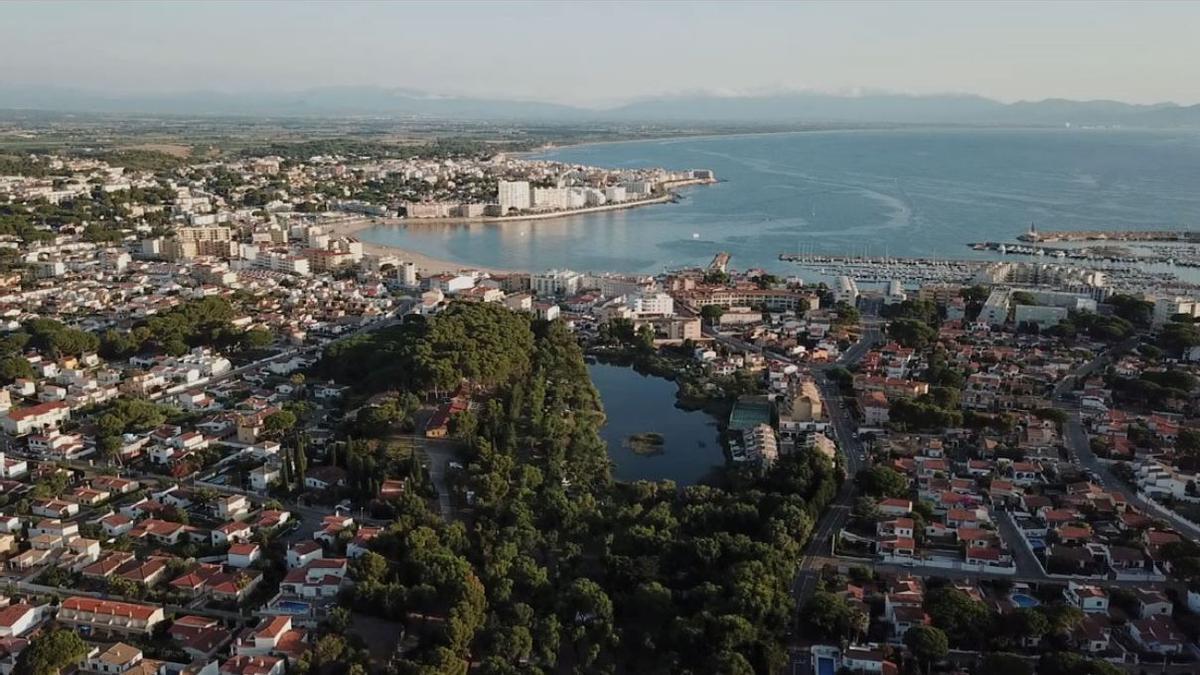 Vista actual de l&#039;Estany de la Poma i de la zona verda de l&#039;entorn, a l&#039;Escala