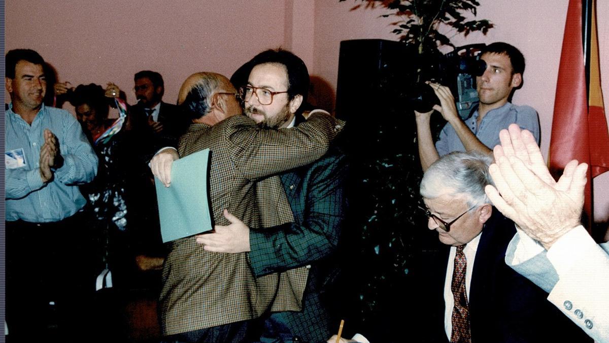 Joaquín Villanova recibe felicitaciones tras ser elegido alcalde de Alhaurín de la  Torre en 1996.