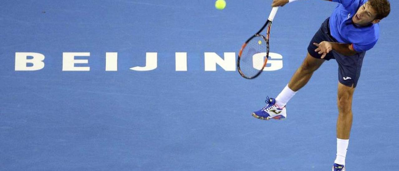 El asturiano Pablo Carreño ejecuta un saque durante su partido de ayer en Pekín ante el canadiense Milos Raonic.