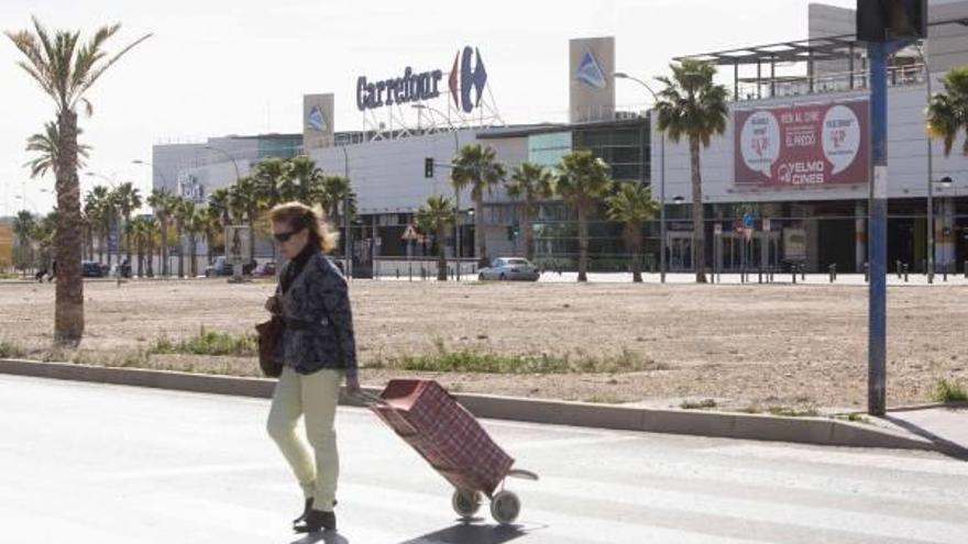 La entrada principal al centro comercial Puerta de Alicante, ayer