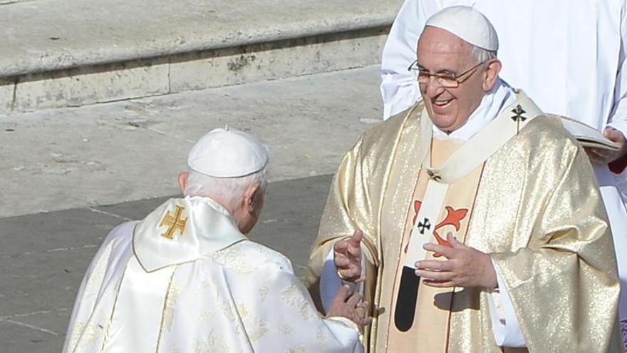 Francisco saludo al Papa Emérito Benedicto XVI.