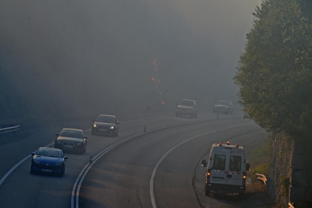 Un nuevo incendio en Cangas provoca cortes de tráfico en el Corredor do Morrazo