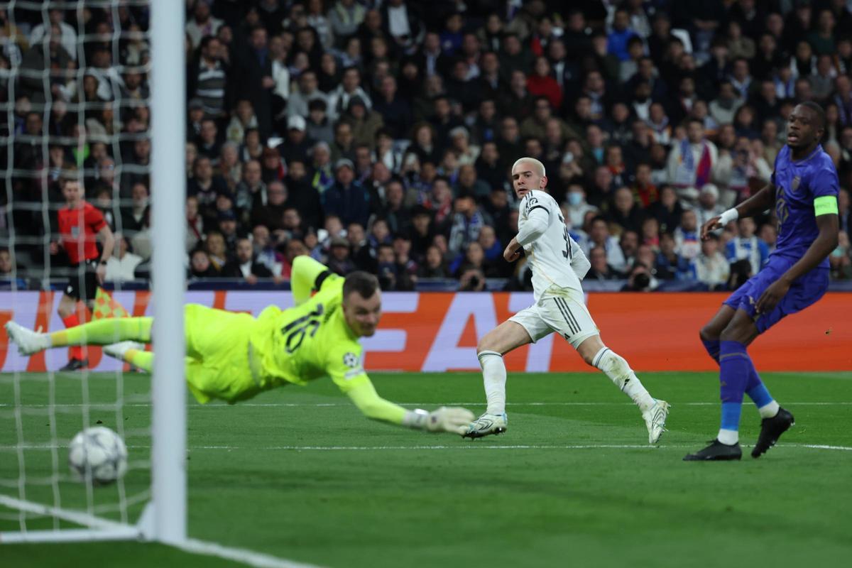 Mastantuono celebra su tanto ante el Mónaco