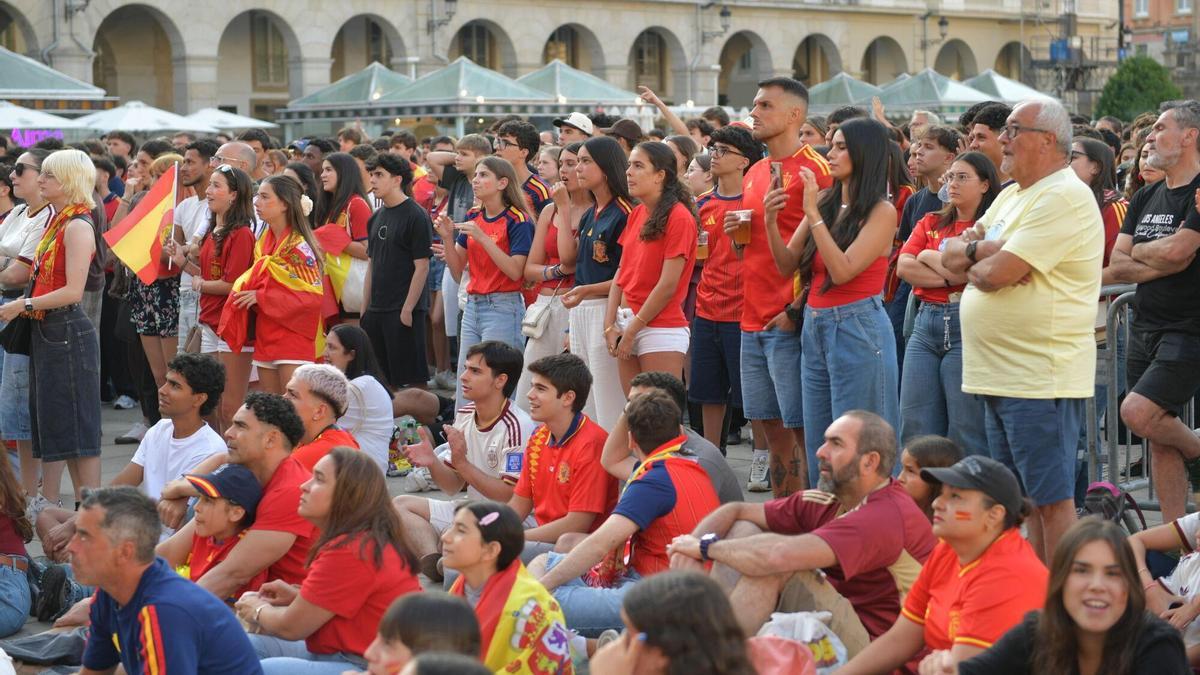 Aficionados de la selección siguen el España-Bélgica en la pantalla gigante de María Pita.