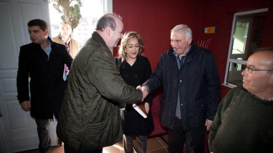 Juan Vega y el ex alcalde Luis Belarmino Moro (USPC) se dan la mano ante Teresa Domínguez, edil de Foro.