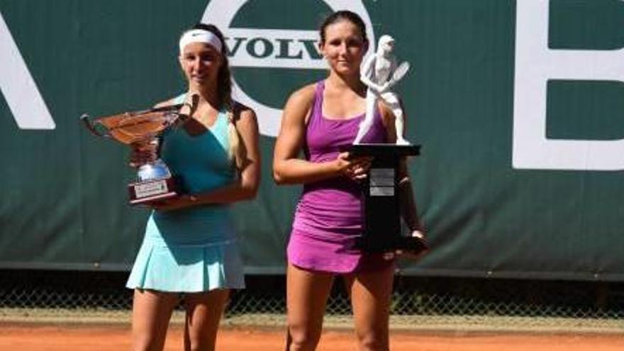 La subcampeona, Tamara Korpatsch, y la ganadora del Open BBVA, Varvara Gracheva, posan con sus trofeos.