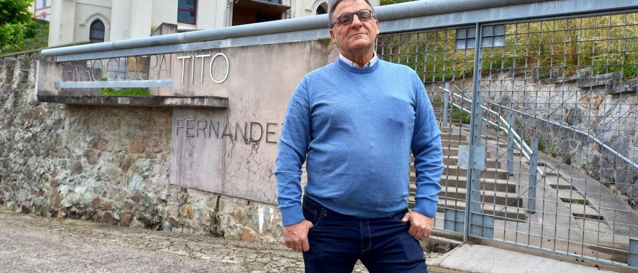 Nacho Fernández, ayer, a las puertas del Centro Cultural Tito Fernández, en San Esteban. | I. E.